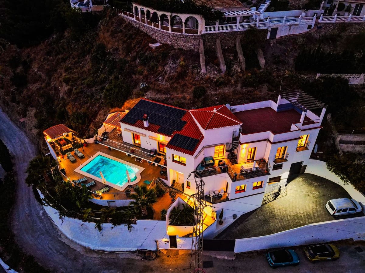 5 bedroom Villa for sale in Almunecar with pool garage - € 899,500 (Ref: 9735008)