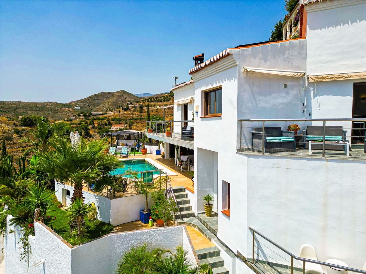 5 bedroom Villa for sale in Almunecar with pool garage - € 899,500 (Ref: 9735008)