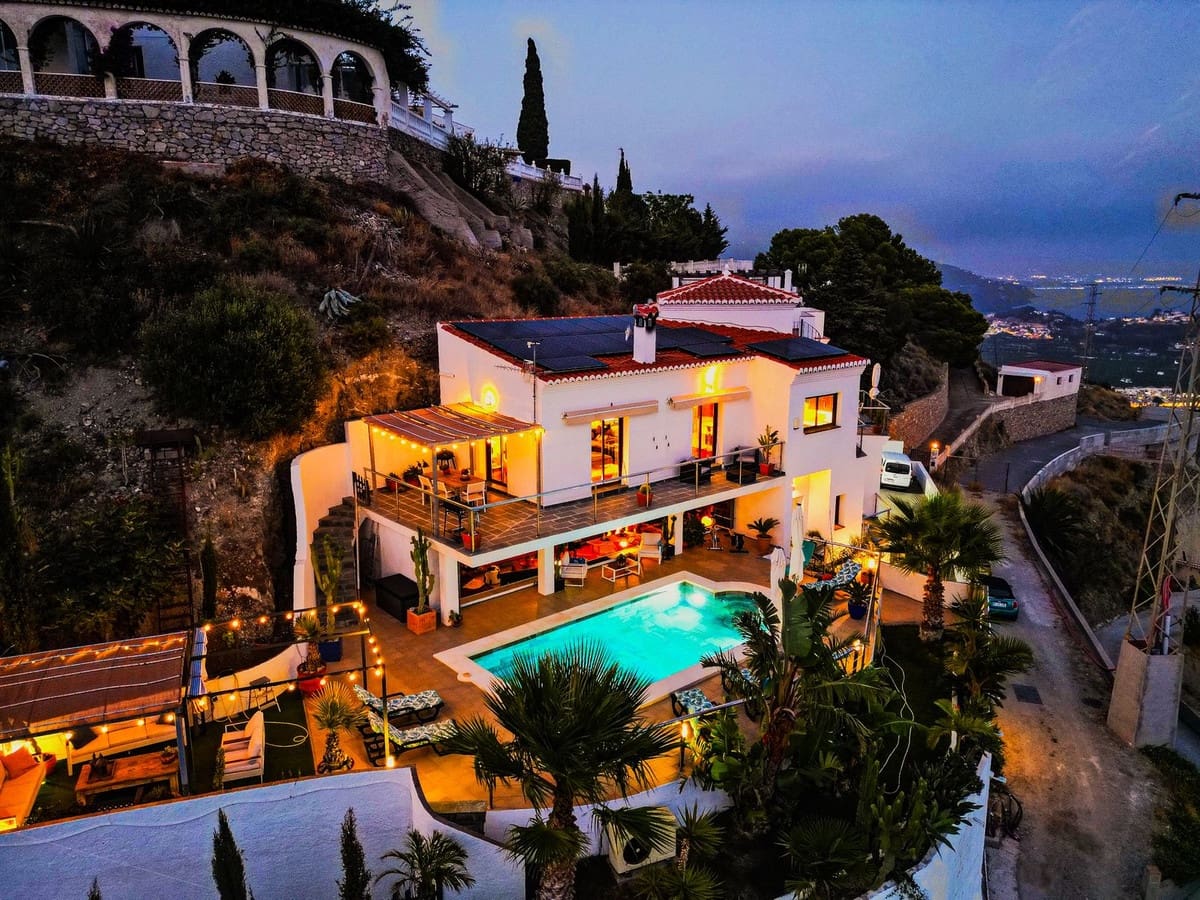5 bedroom Villa for sale in Almunecar with pool garage - € 899,500 (Ref: 9735008)