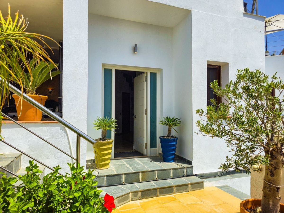 5 bedroom Villa for sale in Almunecar with pool garage - € 899,500 (Ref: 9735008)