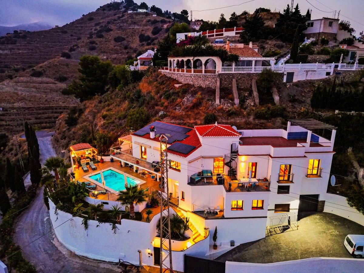 5 bedroom Villa for sale in Almunecar with pool garage - € 899,500 (Ref: 9735008)