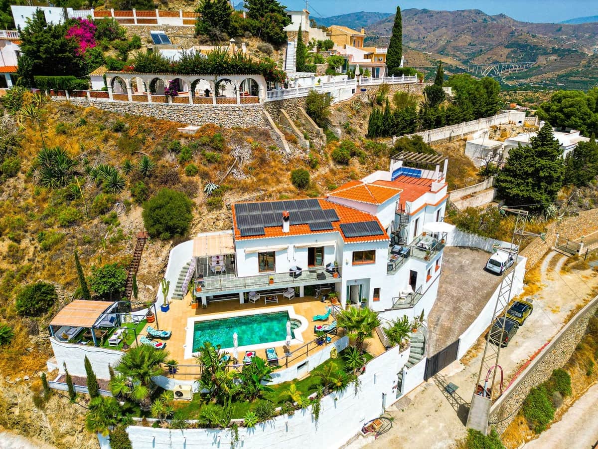 5 bedroom Villa for sale in Almunecar with pool garage - € 899,500 (Ref: 9735008)