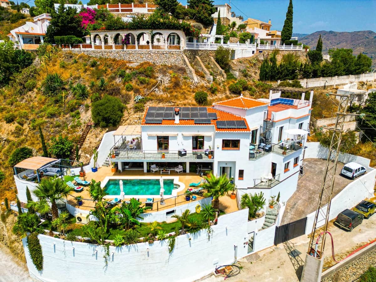 5 bedroom Villa for sale in Almunecar with pool garage - € 899,500 (Ref: 9735008)