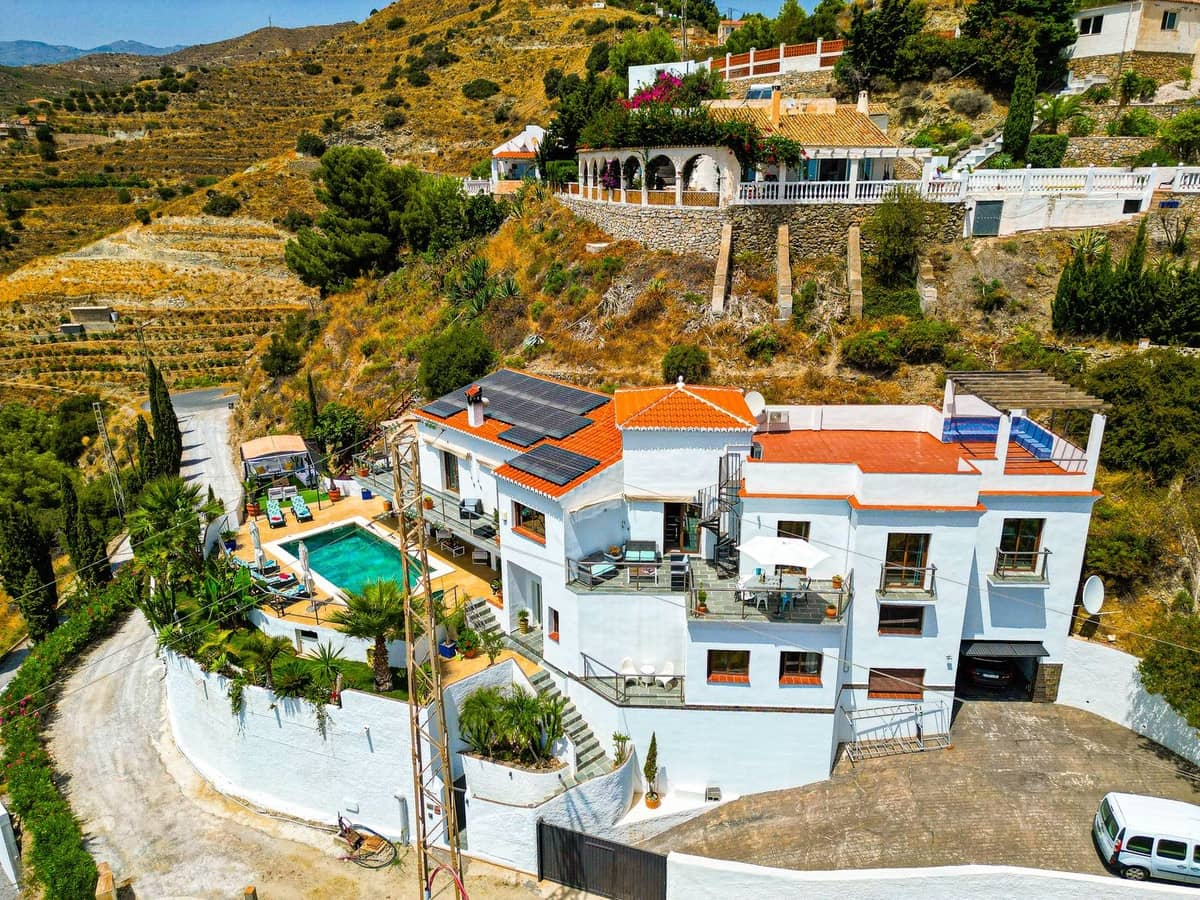 5 bedroom Villa for sale in Almunecar with pool garage - € 899,500 (Ref: 9735008)