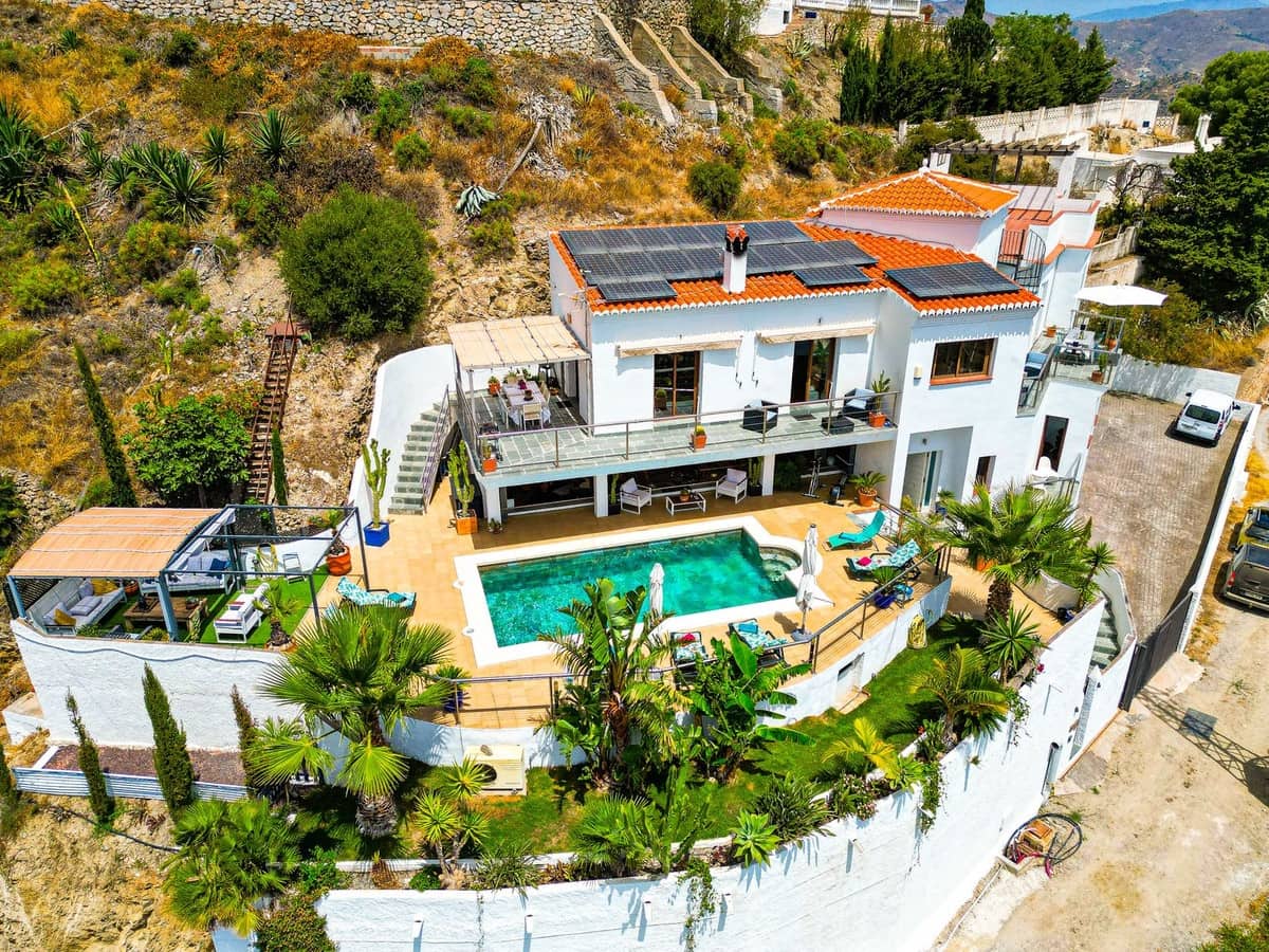5 bedroom Villa for sale in Almunecar with pool garage - € 899,500 (Ref: 9735008)