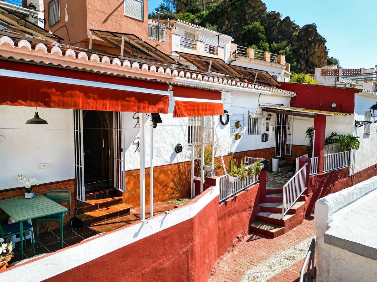 3 bedroom Townhouse for sale in Velez de Benaudalla - € 145,000 (Ref: 9737914)