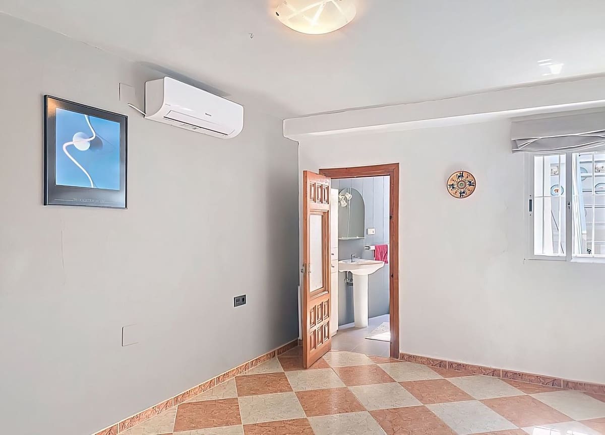 3 bedroom Townhouse for sale in Velez de Benaudalla - € 145,000 (Ref: 9737914)