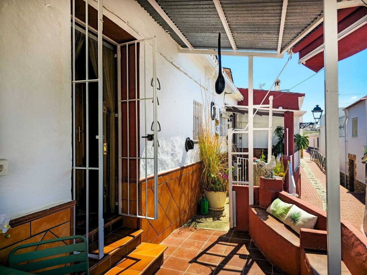 3 bedroom Townhouse for sale in Velez de Benaudalla - € 145,000 (Ref: 9737914)