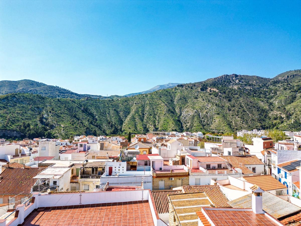 3 bedroom Townhouse for sale in Velez de Benaudalla - € 145,000 (Ref: 9737914)