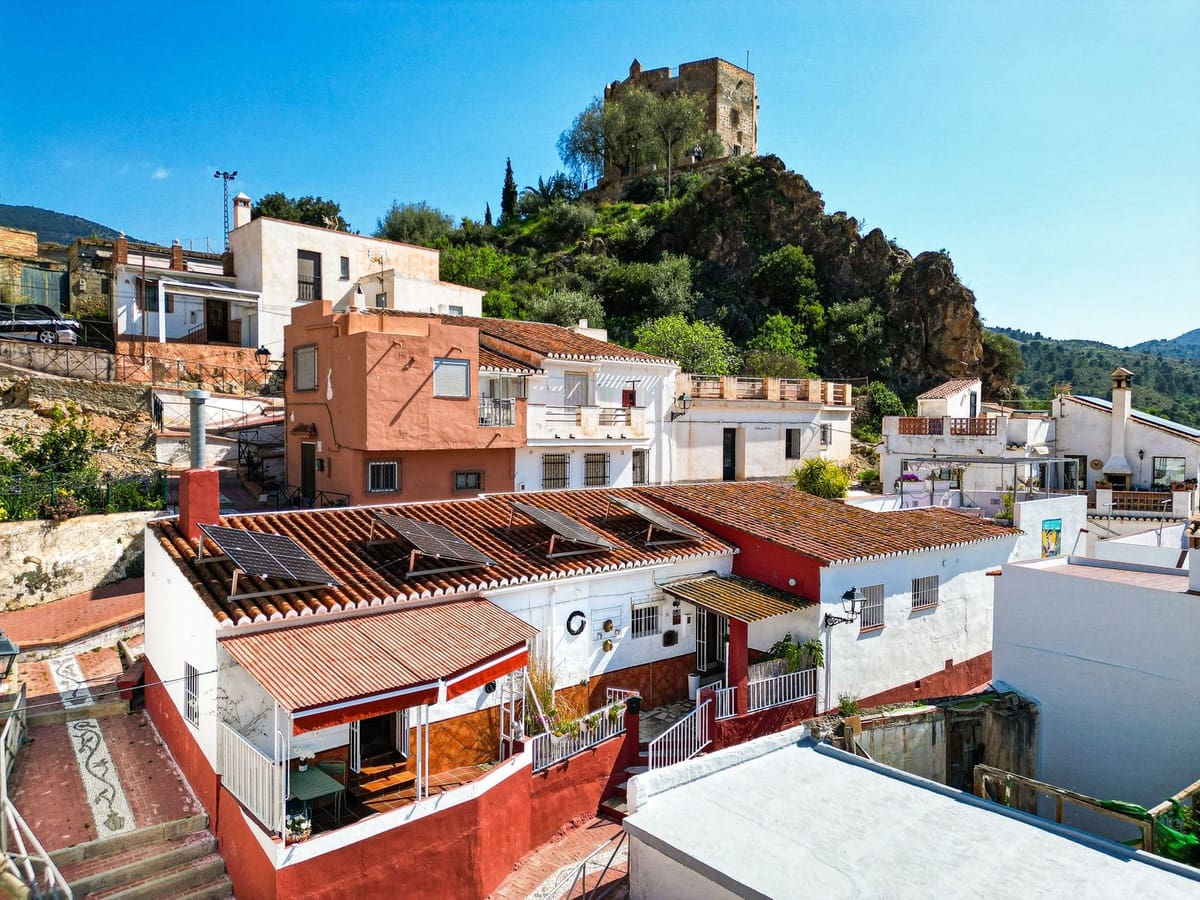 3 bedroom Townhouse for sale in Velez de Benaudalla - € 145,000 (Ref: 9737914)