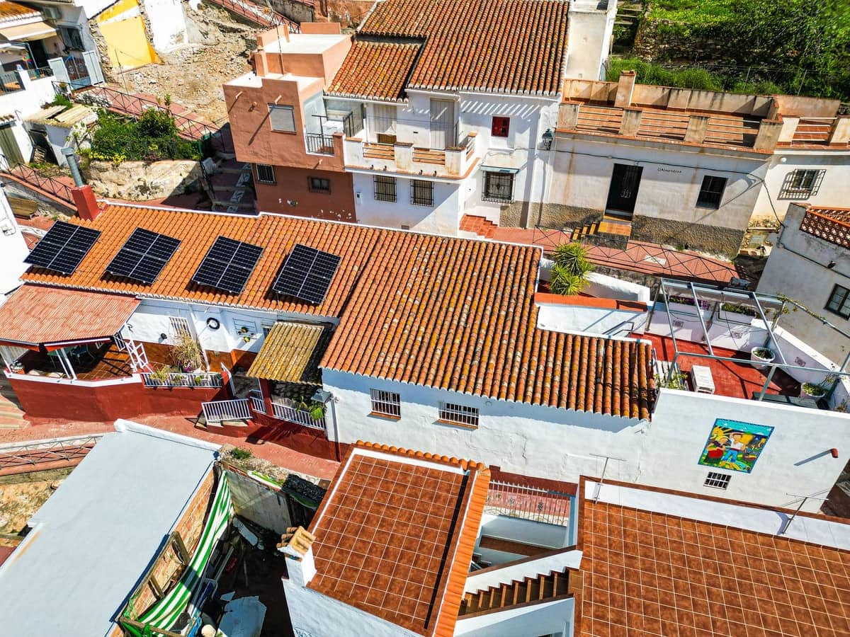 3 bedroom Townhouse for sale in Velez de Benaudalla - € 145,000 (Ref: 9737914)