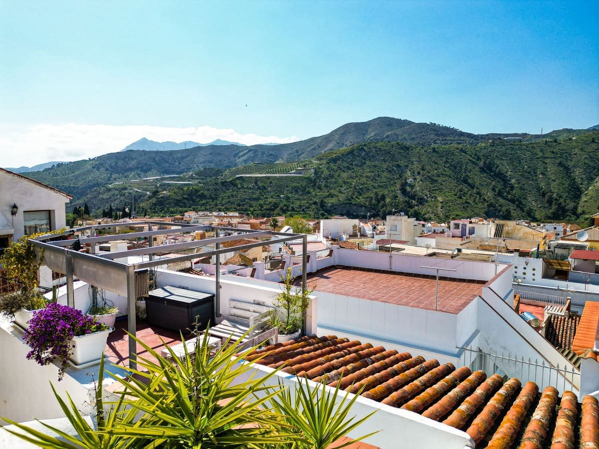 3 bedroom Townhouse for sale in Velez de Benaudalla - € 145,000 (Ref: 9737914)