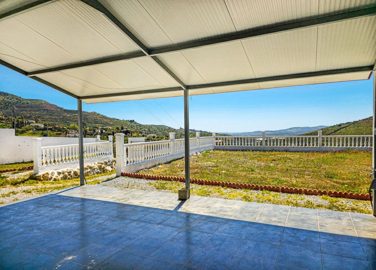 1 bedroom Villa for sale in Vinuela with garage - € 420,000 (Ref: 9755189)
