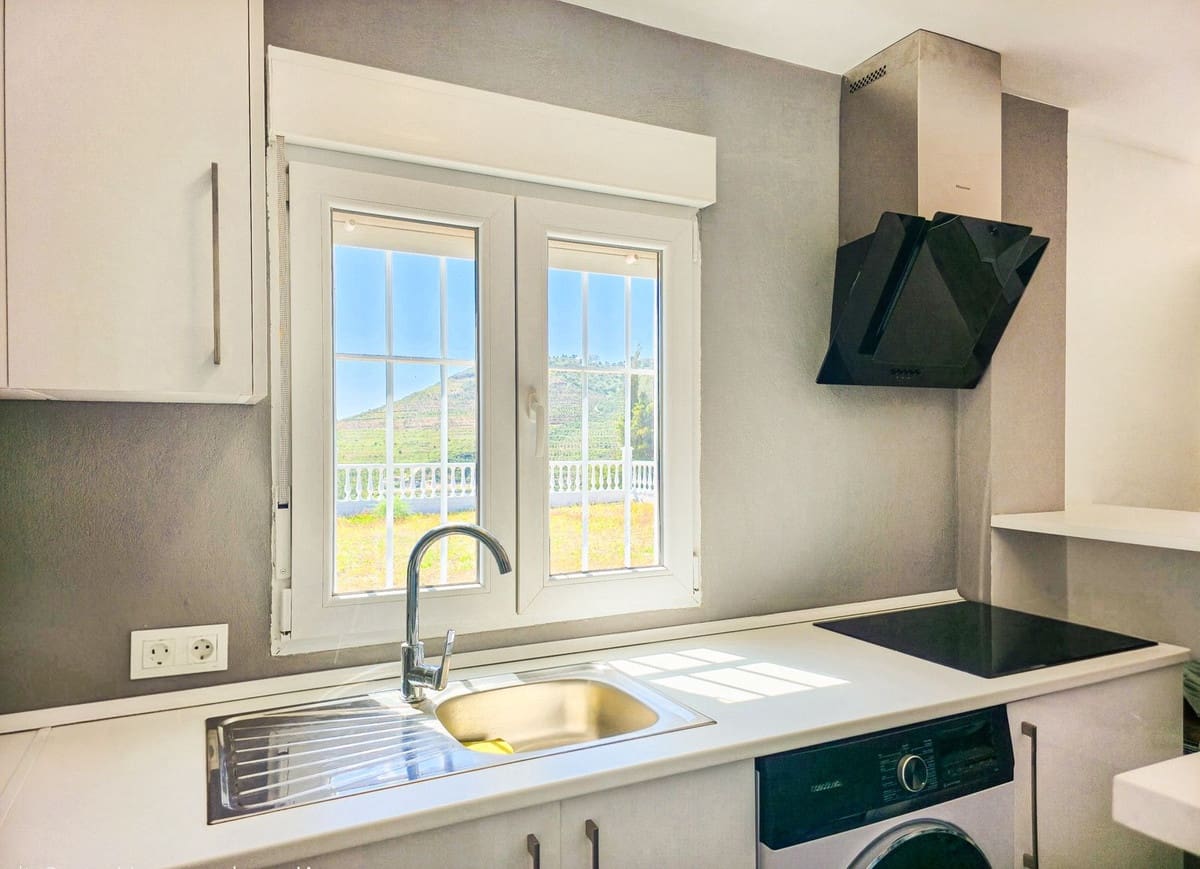 1 bedroom Villa for sale in Vinuela with garage - € 420,000 (Ref: 9755189)