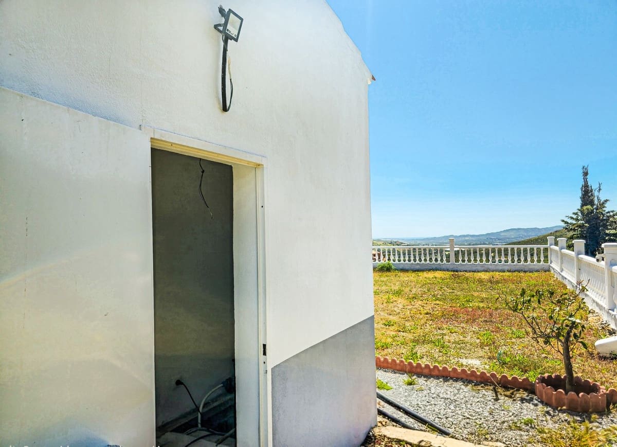 1 bedroom Villa for sale in Vinuela with garage - € 420,000 (Ref: 9755189)