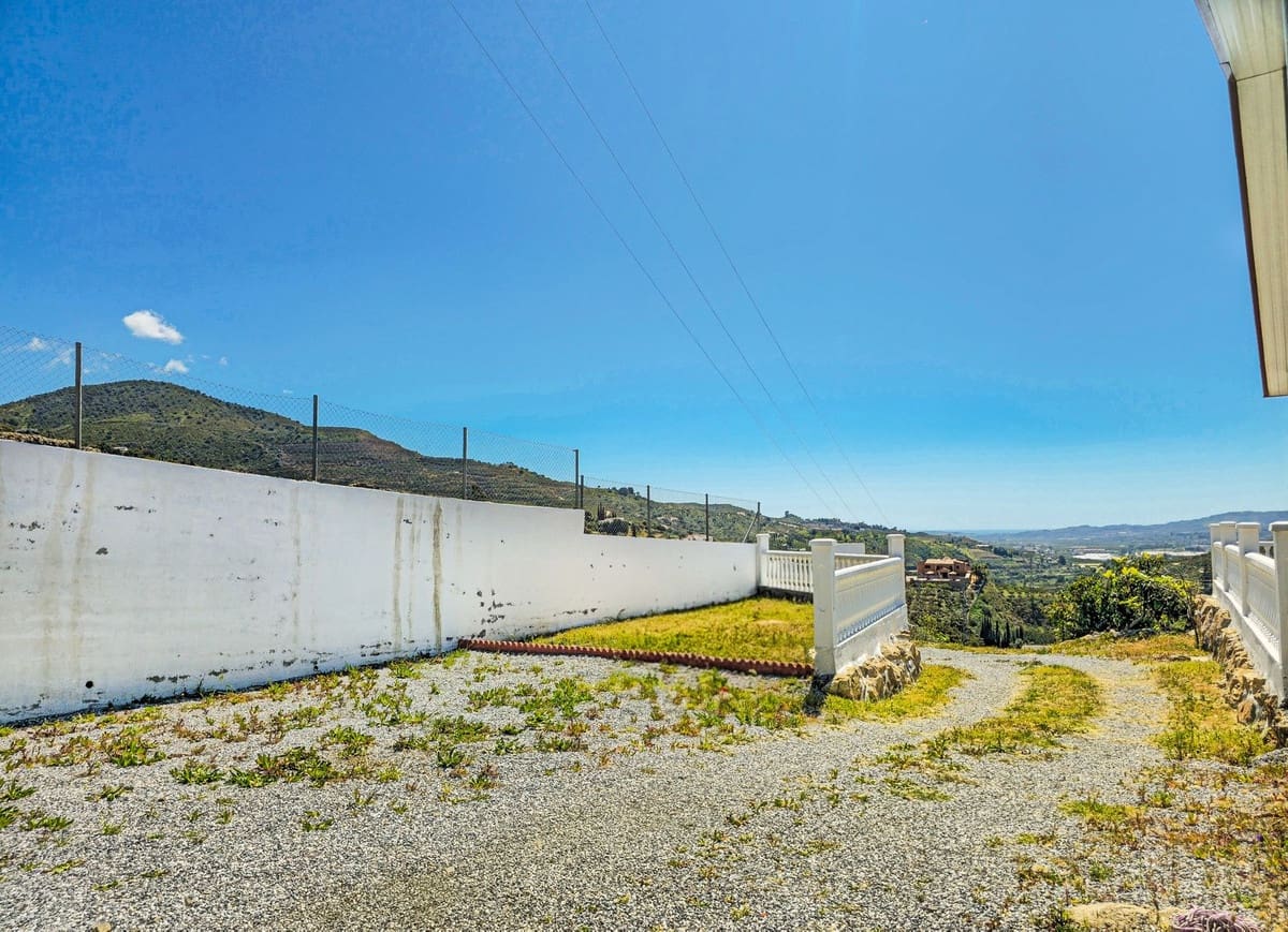 1 bedroom Villa for sale in Vinuela with garage - € 420,000 (Ref: 9755189)