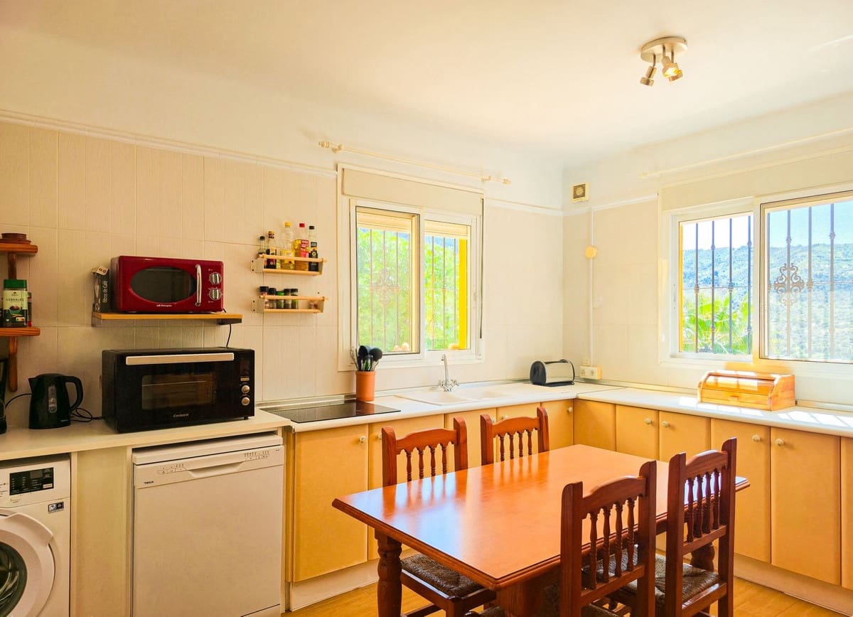 2 bedroom Villa for sale in Alcaucin with pool garage - € 285,000 (Ref: 9755312)