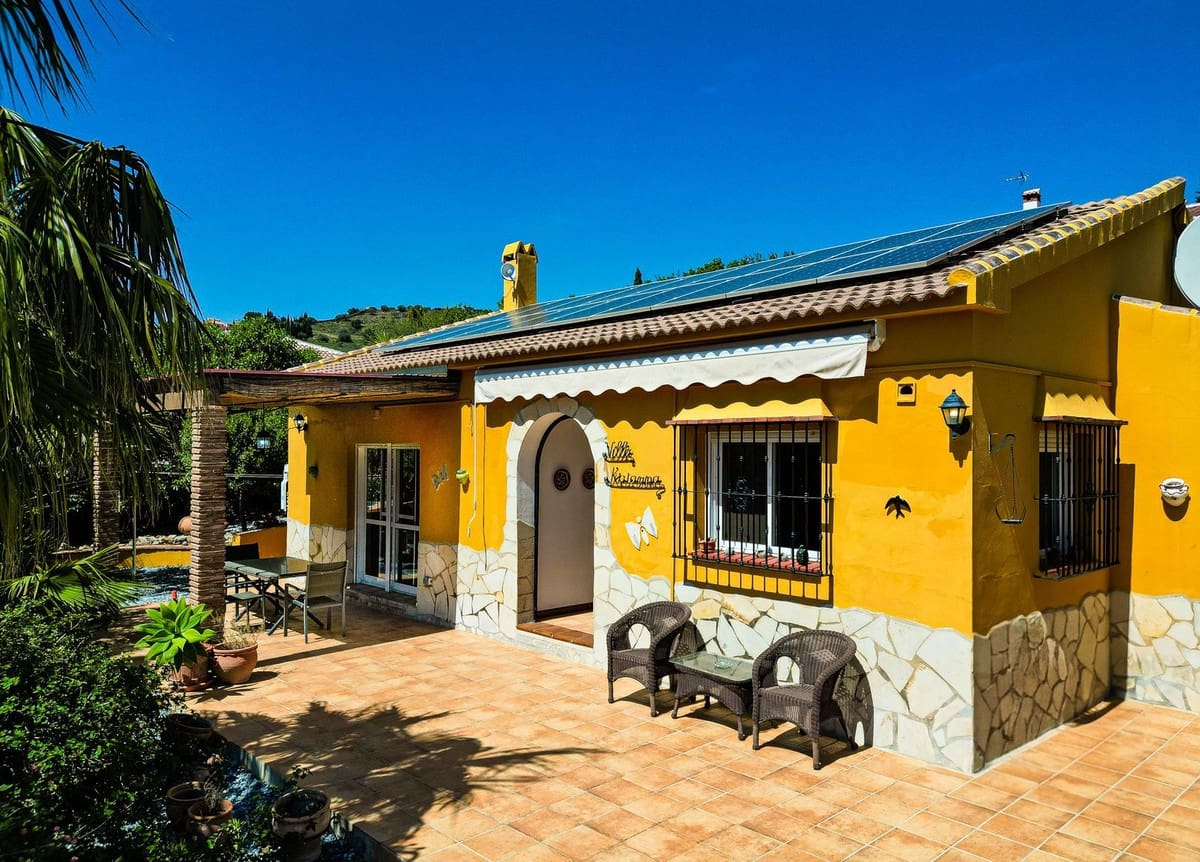 2 bedroom Villa for sale in Alcaucin with pool garage - € 285,000 (Ref: 9755312)