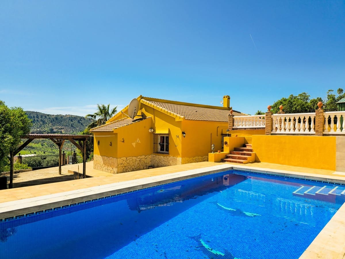 2 bedroom Villa for sale in Alcaucin with pool garage - € 285,000 (Ref: 9755312)