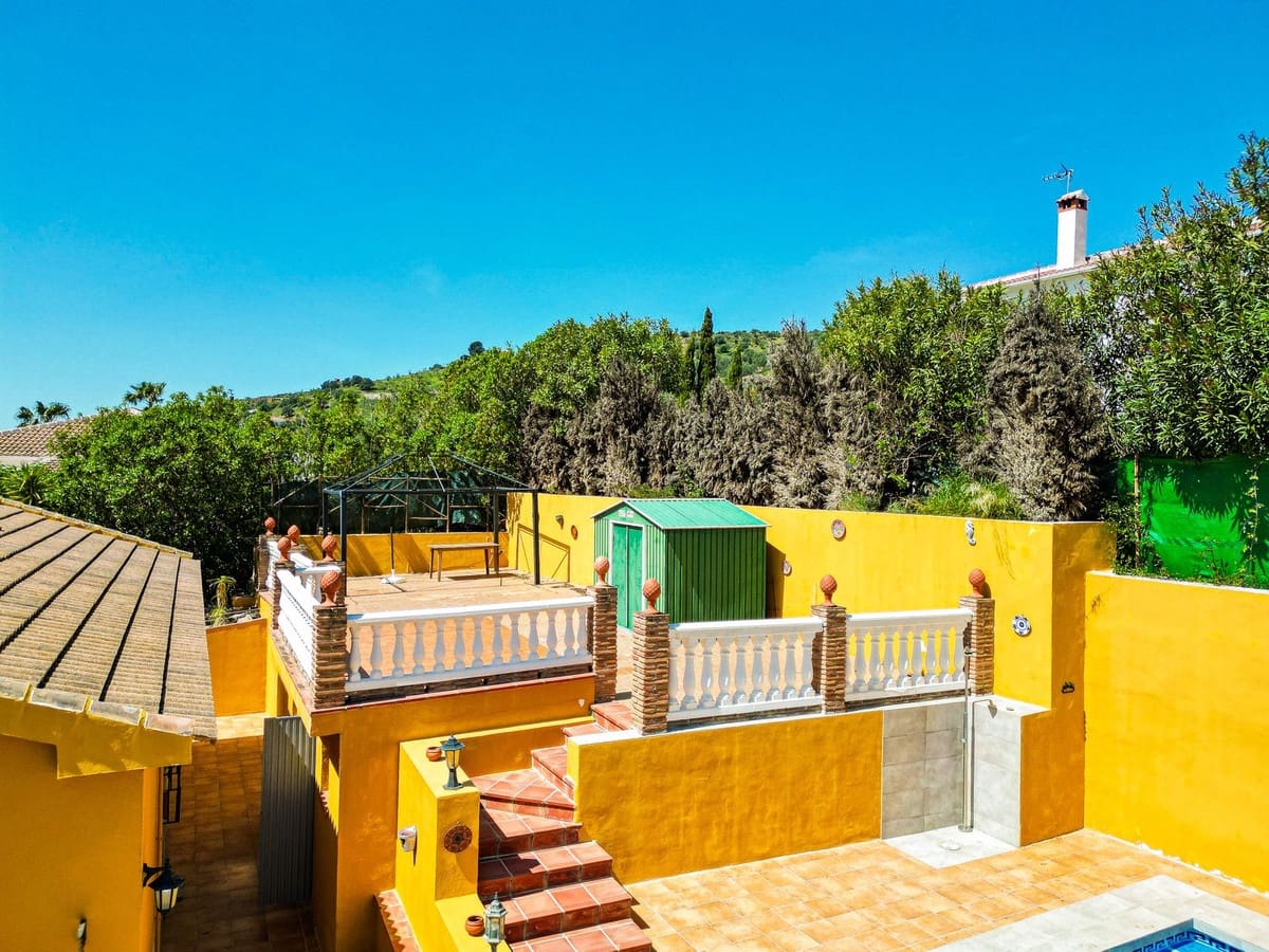 2 bedroom Villa for sale in Alcaucin with pool garage - € 285,000 (Ref: 9755312)