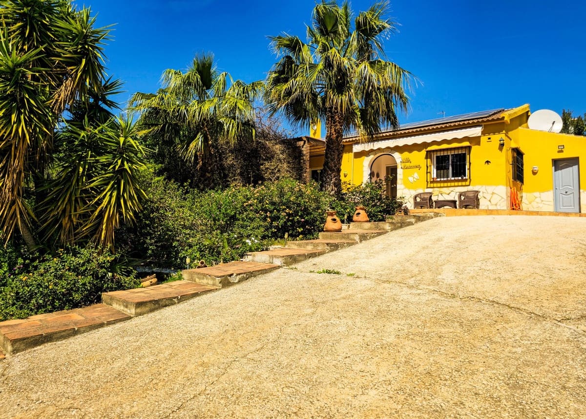 2 bedroom Villa for sale in Alcaucin with pool garage - € 285,000 (Ref: 9755312)