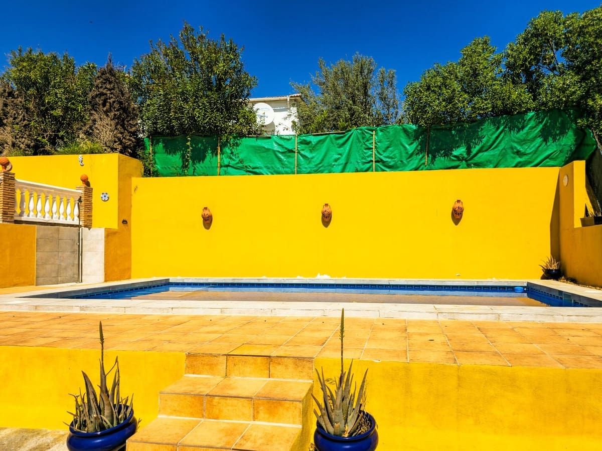 2 bedroom Villa for sale in Alcaucin with pool garage - € 285,000 (Ref: 9755312)