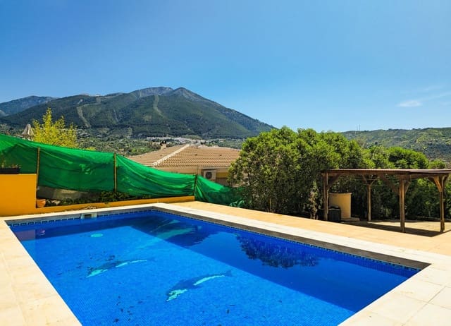 Chalet de 2 habitaciones en Alcaucín en venta con piscina garaje - 285.000 € (Ref: 9755312)