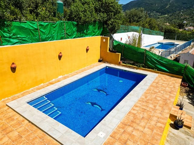 Chalet de 2 habitaciones en Alcaucín en venta con piscina garaje - 285.000 € (Ref: 9755312)