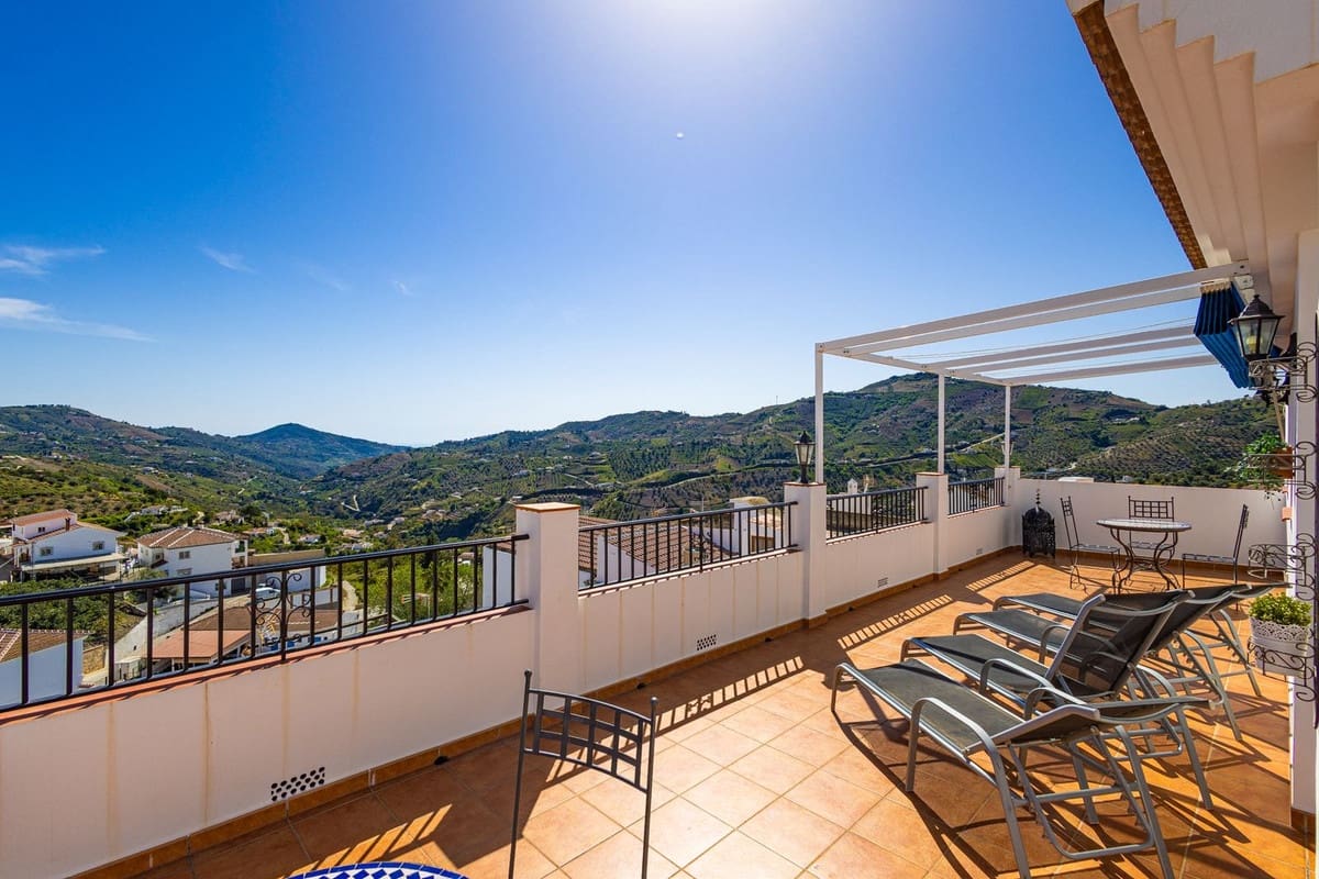 5 bedroom Townhouse for sale in Canillas de Albaida - € 550,000 (Ref: 9756300)