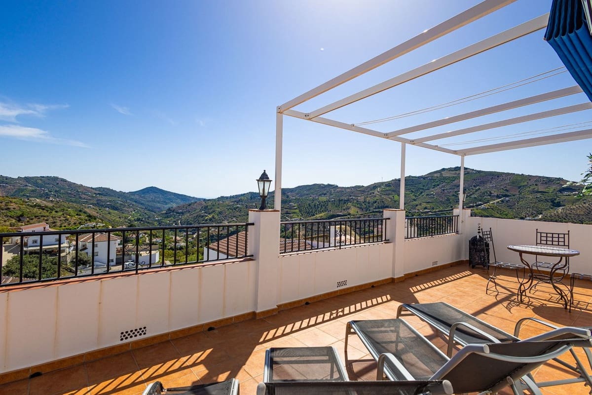 5 bedroom Townhouse for sale in Canillas de Albaida - € 550,000 (Ref: 9756300)