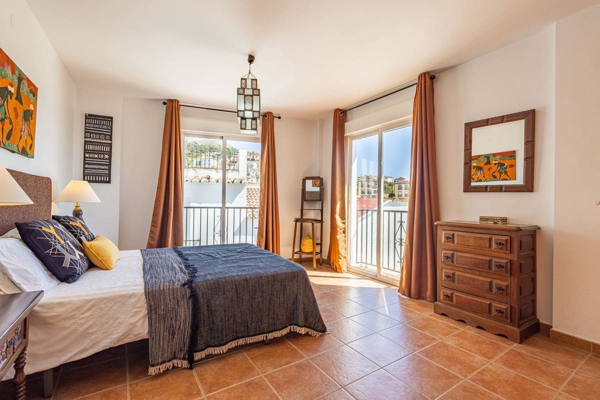 5 bedroom Townhouse for sale in Canillas de Albaida - € 550,000 (Ref: 9756300)