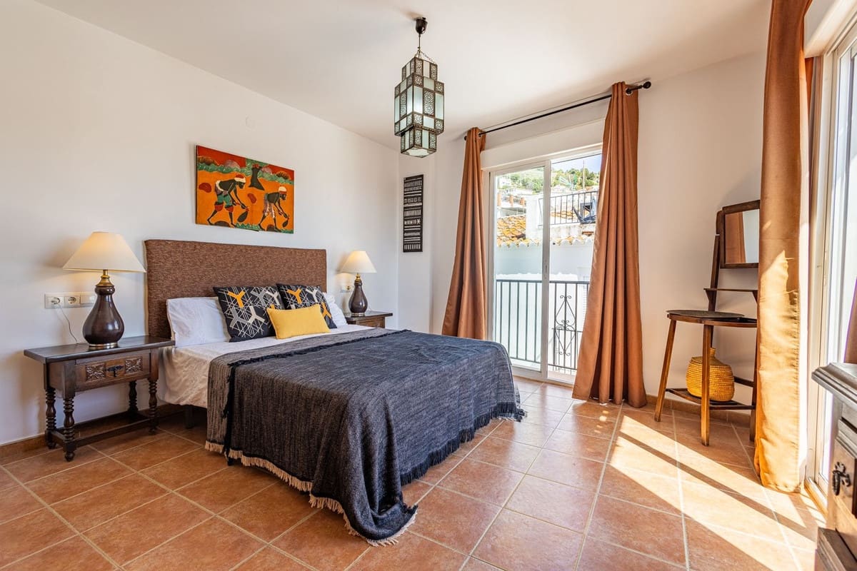 5 bedroom Townhouse for sale in Canillas de Albaida - € 550,000 (Ref: 9756300)