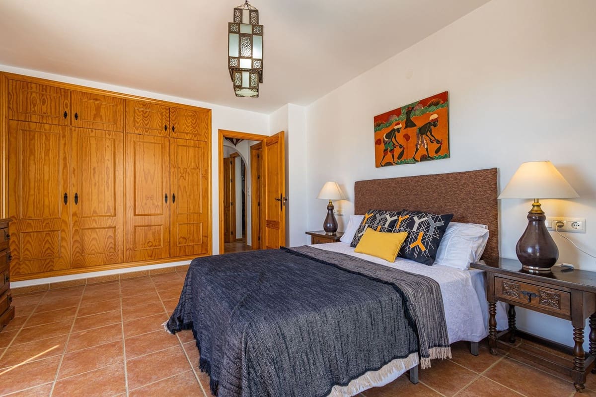 5 bedroom Townhouse for sale in Canillas de Albaida - € 550,000 (Ref: 9756300)