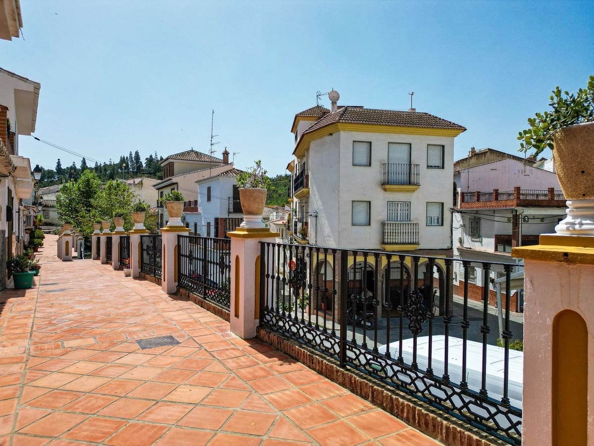 3 bedroom Townhouse for sale in Benamocarra - € 182,500 (Ref: 9772672)