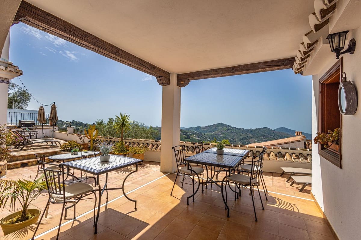 5 sovrum Villa till salu i Competa med pool garage - 790 000 € (Ref: 9777105)