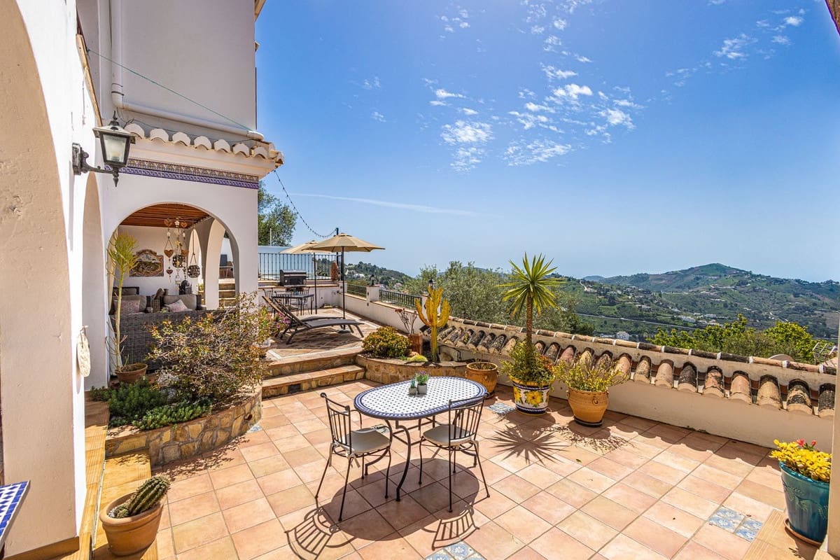 5 sovrum Villa till salu i Competa med pool garage - 790 000 € (Ref: 9777105)