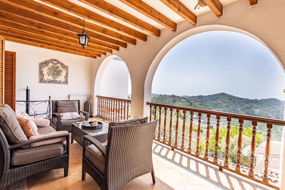 5 sovrum Villa till salu i Competa med pool garage - 790 000 € (Ref: 9777105)