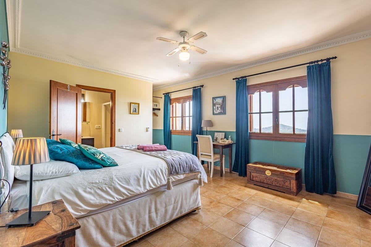 5 sovrum Villa till salu i Competa med pool garage - 790 000 € (Ref: 9777105)