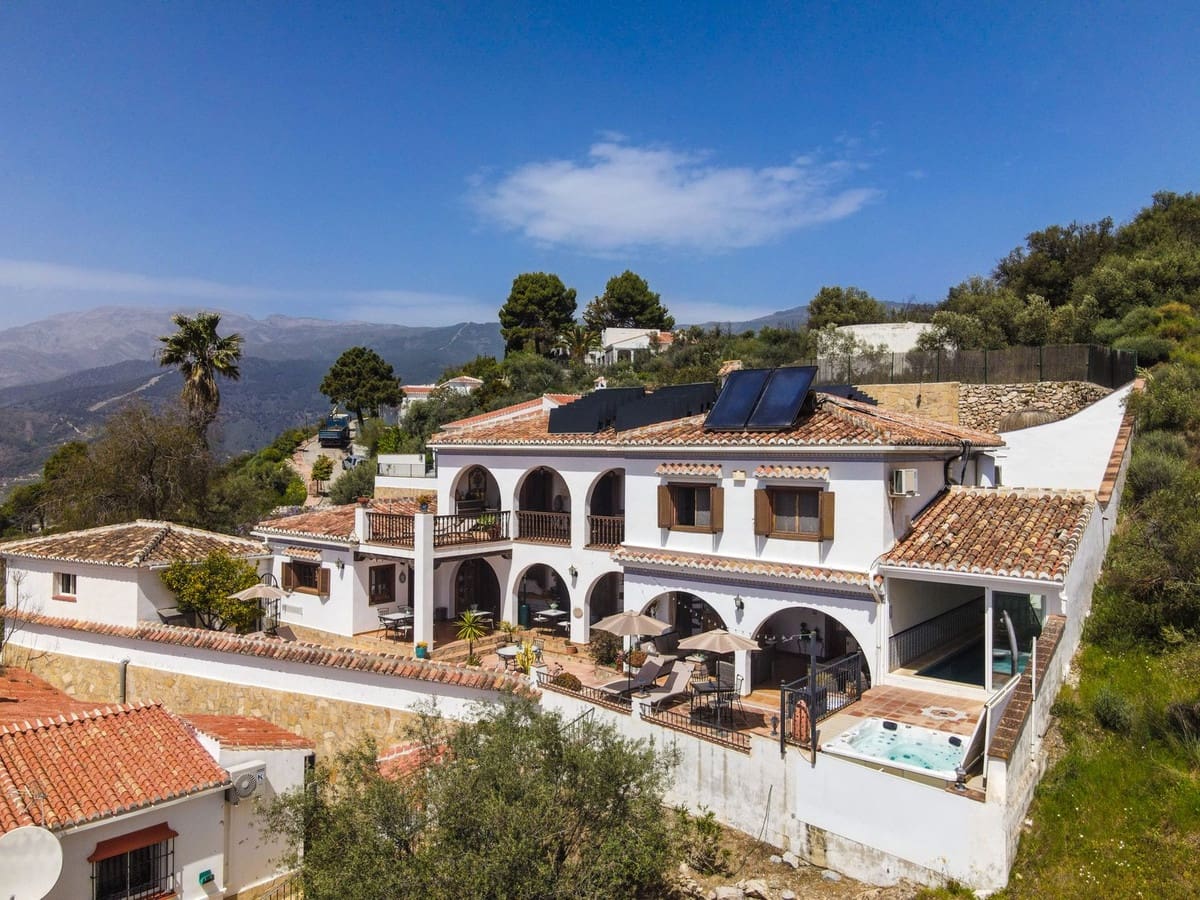 5 sovrum Villa till salu i Competa med pool garage - 790 000 € (Ref: 9777105)