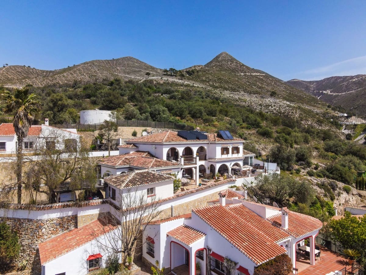 5 sovrum Villa till salu i Competa med pool garage - 790 000 € (Ref: 9777105)