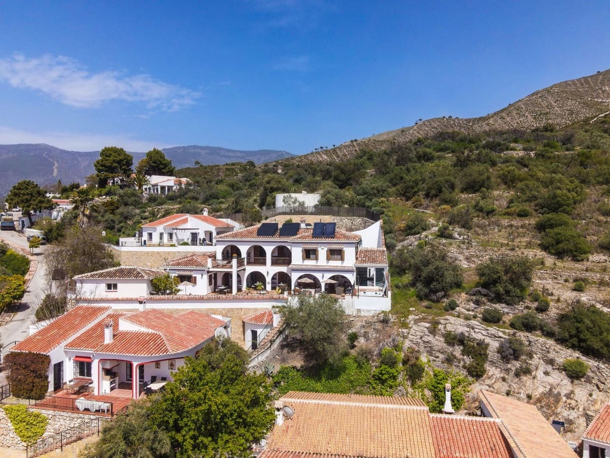 5 sovrum Villa till salu i Competa med pool garage - 790 000 € (Ref: 9777105)