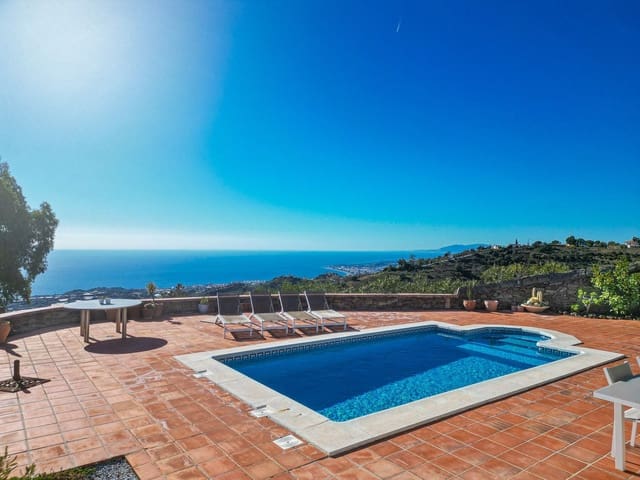 Chalet de 5 habitaciones en Sayalonga en venta con piscina garaje - 775.000 € (Ref: 9783271)