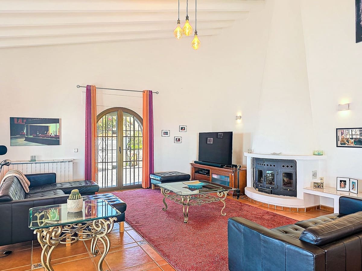 Chalet de 5 habitaciones en Sayalonga en venta con piscina garaje - 775.000 € (Ref: 9783271)