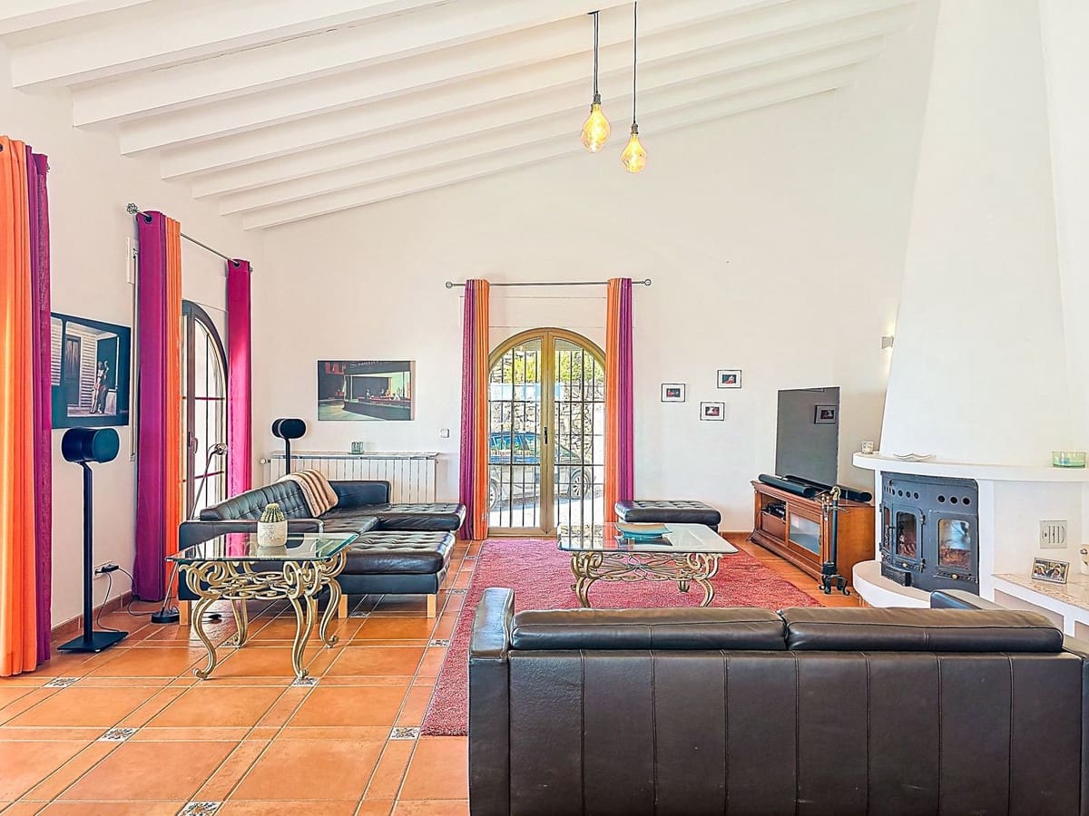 Chalet de 5 habitaciones en Sayalonga en venta con piscina garaje - 775.000 € (Ref: 9783271)