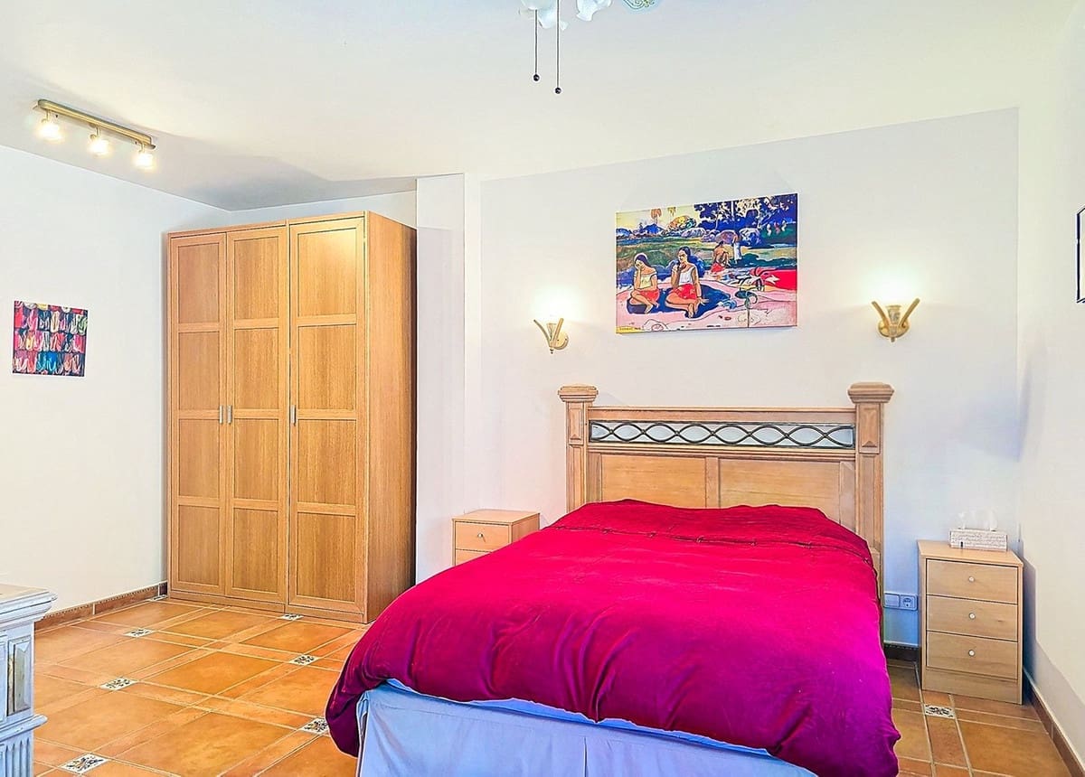 Chalet de 5 habitaciones en Sayalonga en venta con piscina garaje - 775.000 € (Ref: 9783271)