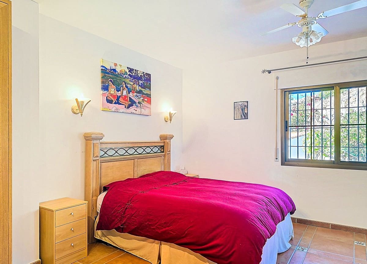 Chalet de 5 habitaciones en Sayalonga en venta con piscina garaje - 775.000 € (Ref: 9783271)