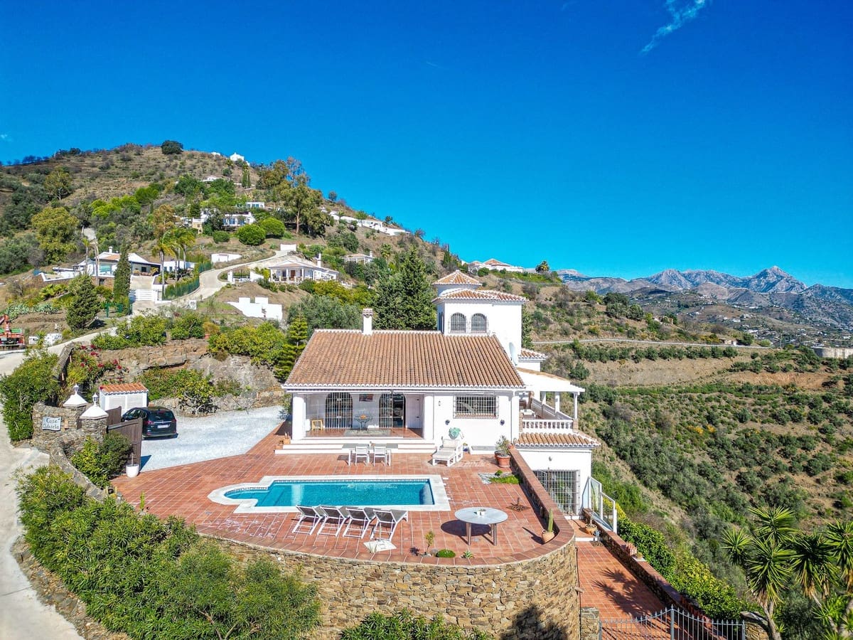 Chalet de 5 habitaciones en Sayalonga en venta con piscina garaje - 775.000 € (Ref: 9783271)