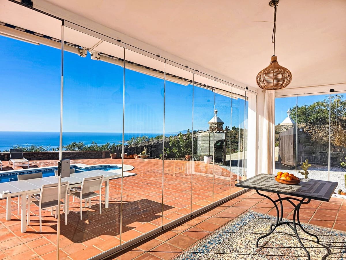 Chalet de 5 habitaciones en Sayalonga en venta con piscina garaje - 775.000 € (Ref: 9783271)