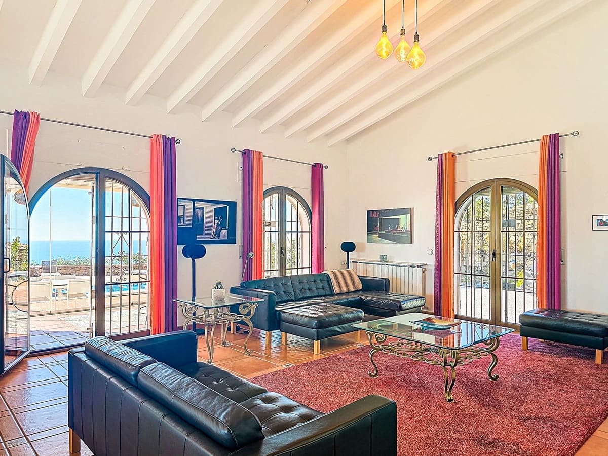 Chalet de 5 habitaciones en Sayalonga en venta con piscina garaje - 775.000 € (Ref: 9783271)