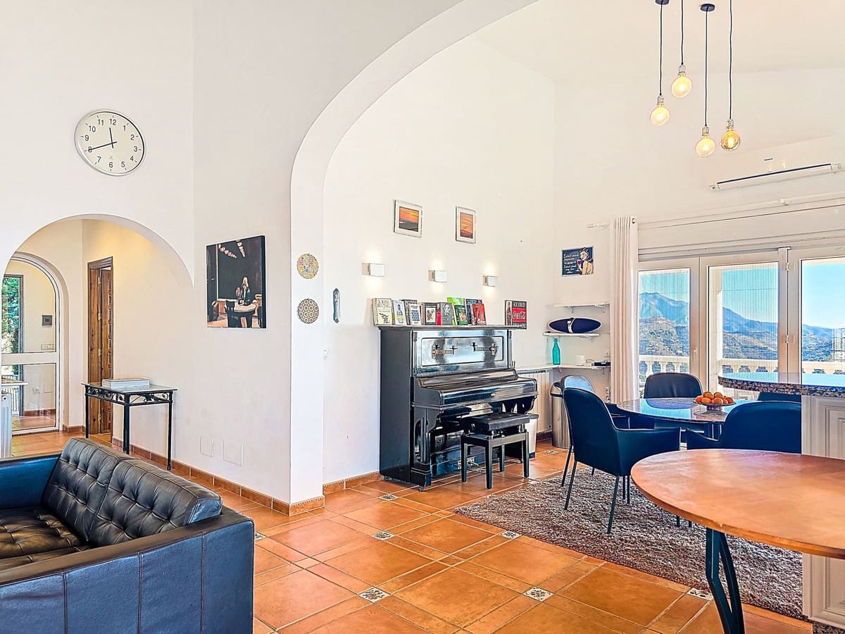 Chalet de 5 habitaciones en Sayalonga en venta con piscina garaje - 775.000 € (Ref: 9783271)